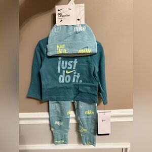 Nike Infant Set in Teal and Yellow
